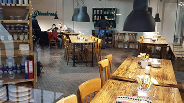 Keramik bemalen in der Markthalle 8